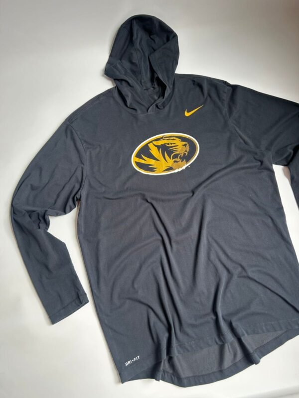 WhatsApp Image 2026-02-20 at 14.35.14 (1) Remera Manga Larga con Capucha Nike Dri-FIT