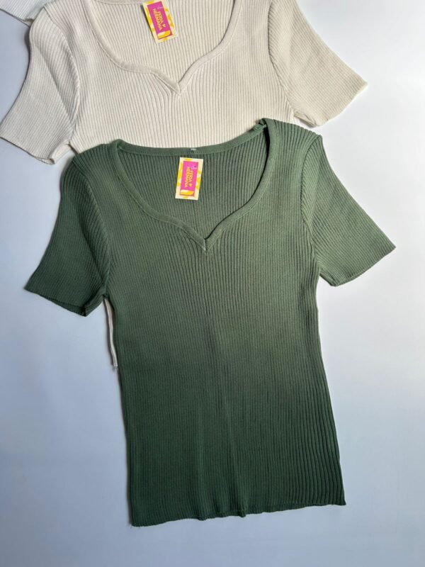 Remera Tejida escote redondeado con terminación en V