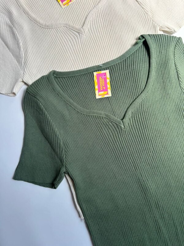 Remera Tejida escote redondeado con terminación en V