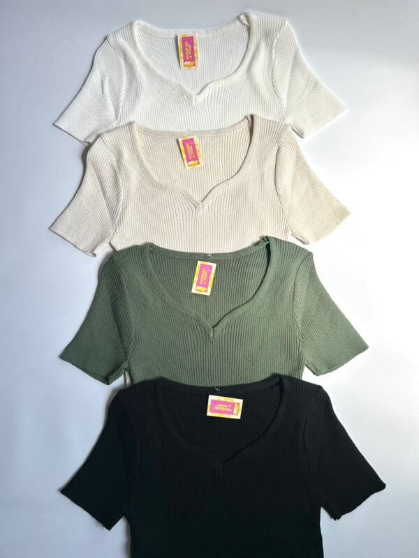 Remera Tejida escote redondeado con terminación en V