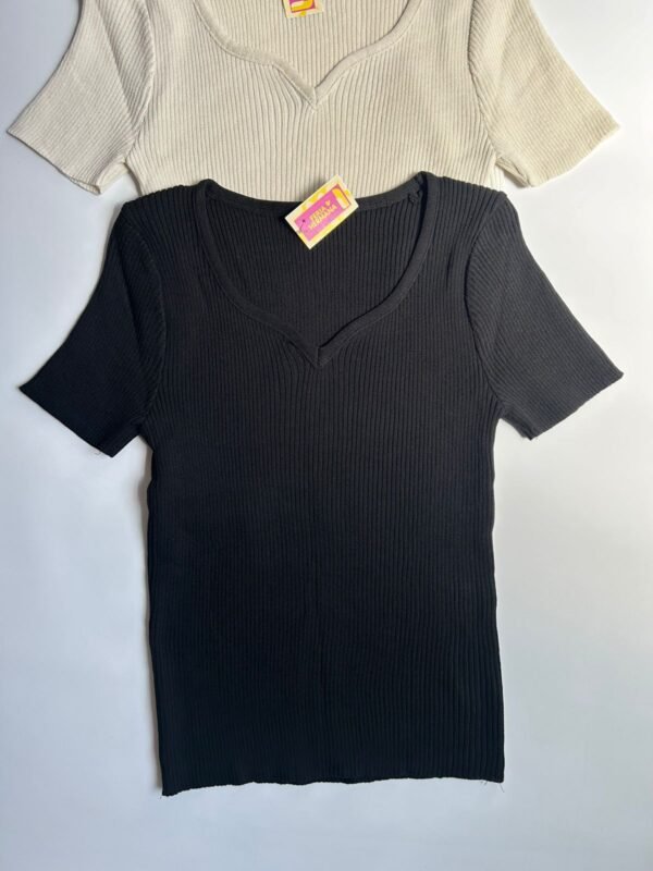 Remera Tejida escote redondeado con terminación en V