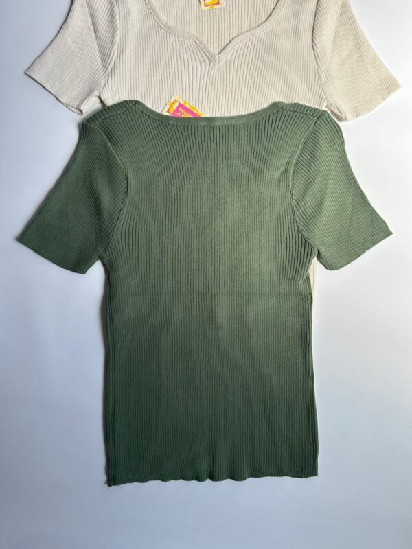 Remera Tejida escote redondeado con terminación en V