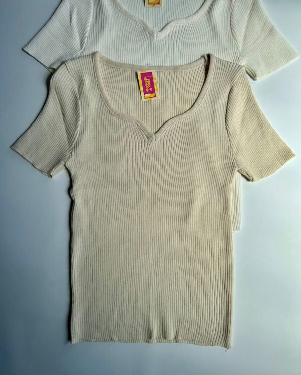 Remera Tejida escote redondeado con terminación en V