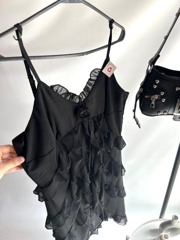 WhatsApp Image 2026-02-23 at 14.36.04 (4) Top Negro con Volados y Corte Asimétrico