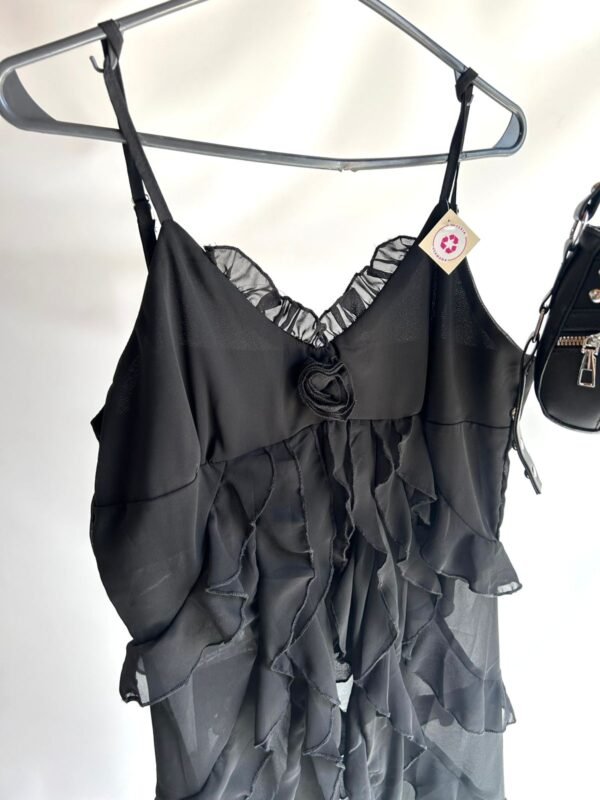 WhatsApp Image 2026-02-23 at 14.36.04 (5) Top Negro con Volados y Corte Asimétrico