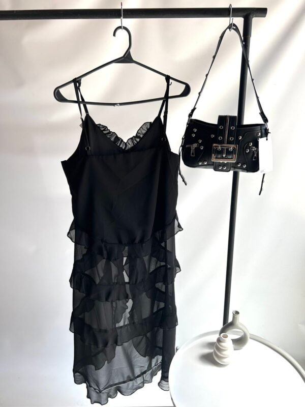 WhatsApp Image 2026-02-23 at 14.36.05 (3) Top Negro con Volados y Corte Asimétrico