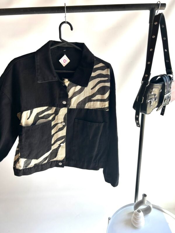Campera Negra Combinada con Zebra