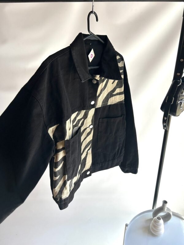 Campera Negra Combinada con Zebra