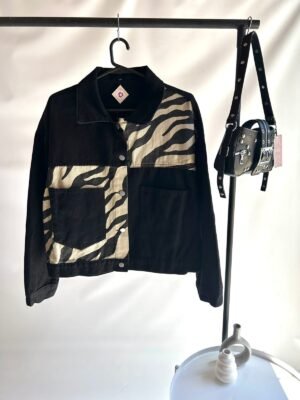Campera Negra Combinada con Zebra