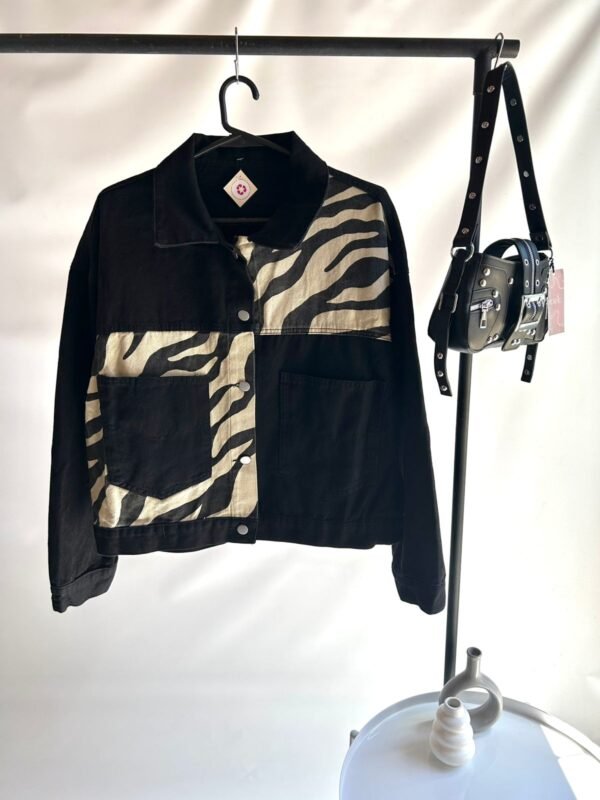 Campera Negra Combinada con Zebra