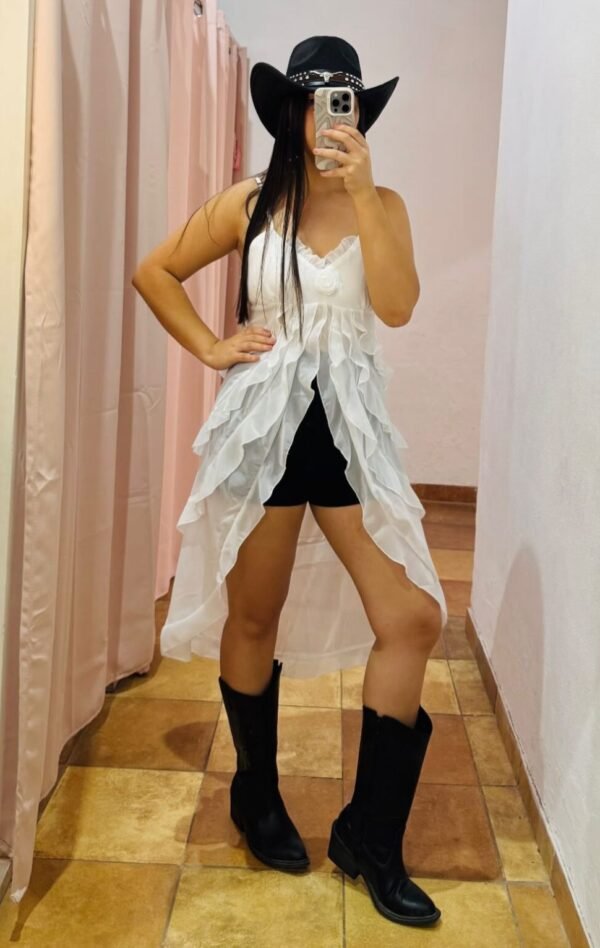 WhatsApp Image 2026-02-23 at 15.30.31 Top Negro con Volados y Corte Asimétrico