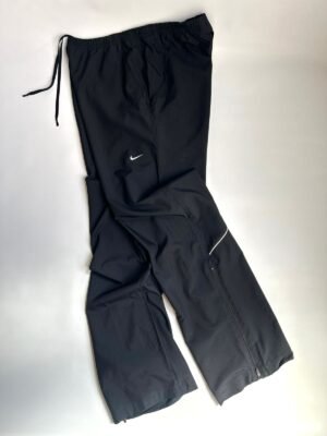 WhatsApp Image 2026-02-24 at 16.37.01 (1) Pantalón Parachute Nike Negro Clásico