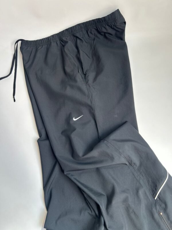 WhatsApp Image 2026-02-24 at 16.37.01 (2) Pantalón Parachute Nike Negro Clásico