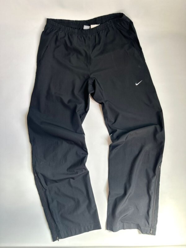 WhatsApp Image 2026-02-24 at 16.37.02 Pantalón Parachute Nike Negro Clásico