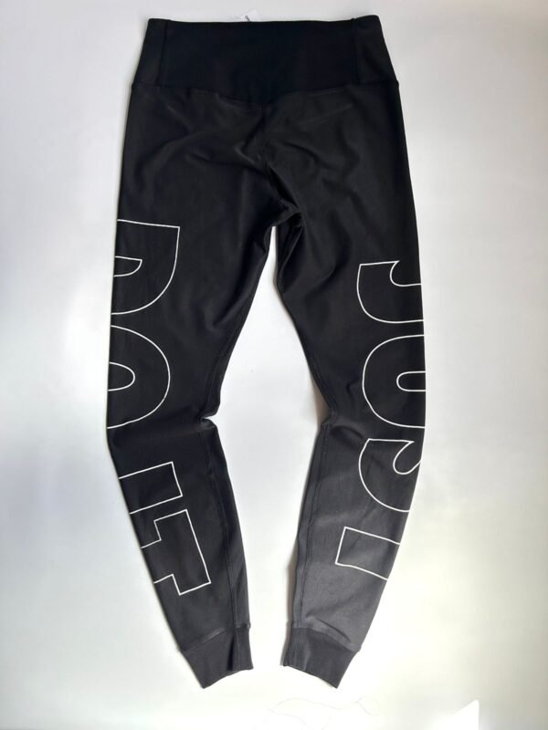 WhatsApp Image 2026-02-24 at 16.54.32 (1) Calza Nike “Just Do It” Dri-FIT – One Legend Pant