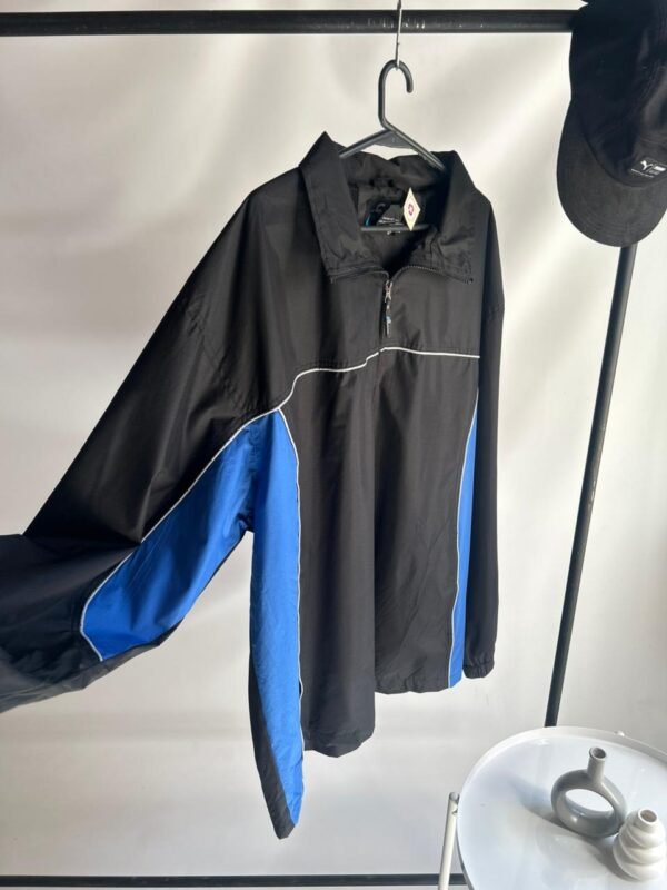 WhatsApp Image 2026-02-26 at 18.29.10 (1) ROMPEVIENTO ESTILO AMERICANO Azul y Negro