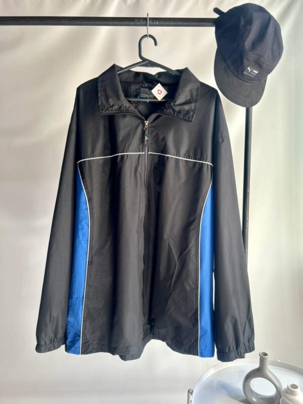 WhatsApp Image 2026-02-26 at 18.29.10 ROMPEVIENTO ESTILO AMERICANO Azul y Negro