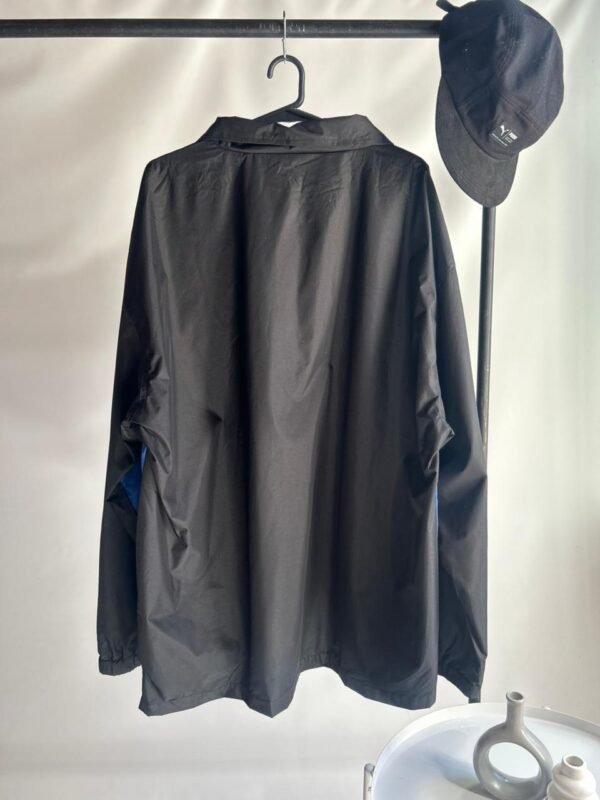 WhatsApp Image 2026-02-26 at 18.29.11 ROMPEVIENTO ESTILO AMERICANO Azul y Negro