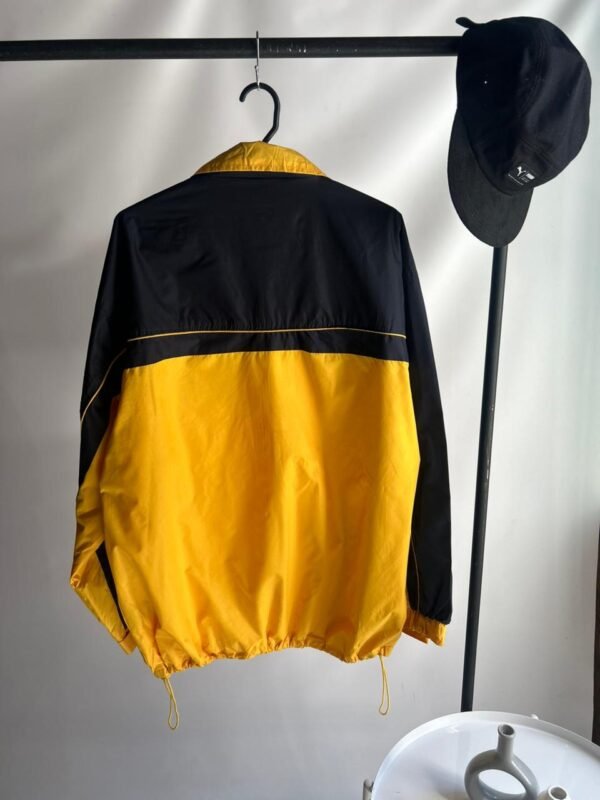 ROMPEVIENTO ESTILO AMERICANO AMARILLO Y NEGRO