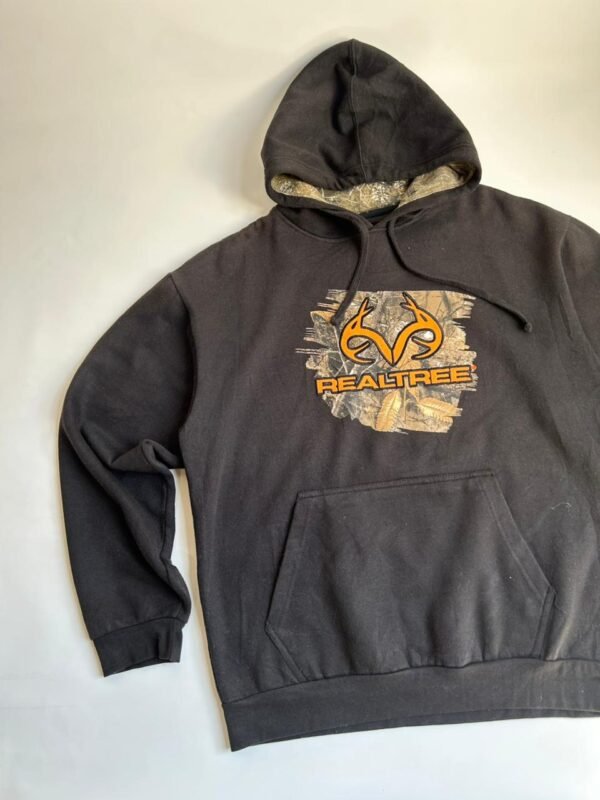 WhatsApp Image 2026-02-27 at 19.21.02 Hoodie Negro con Estampa Real Tree