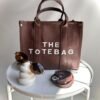 The tote bag MARRÓN