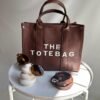 The tote bag MARRÓN